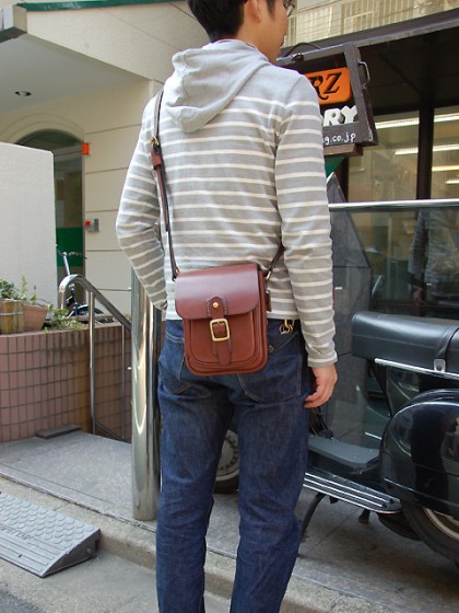 西川ミニショルダー男性着用