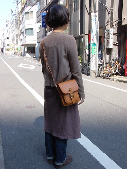 西川ミニショルダー女性着用