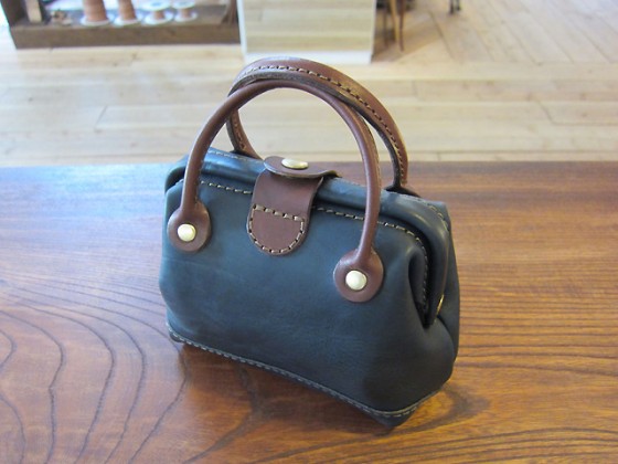 取っ手付きの口枠ポーチ