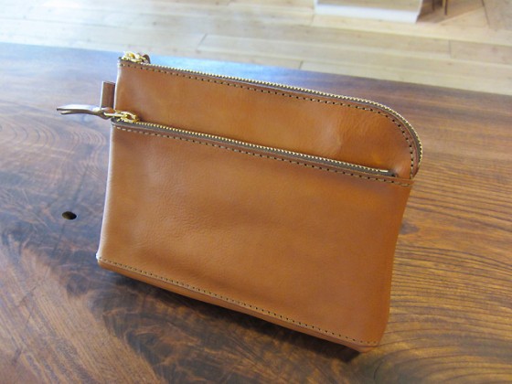 ファスナーポケット付きのポーチ