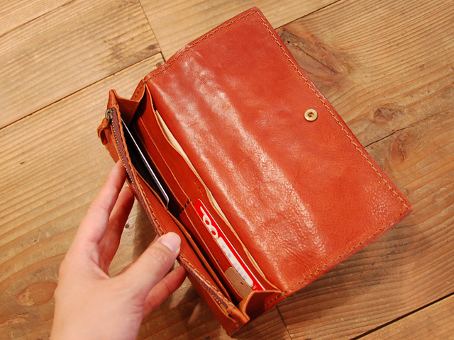 GS-10:内側に8枚、ホック部分に2枚カード入ります