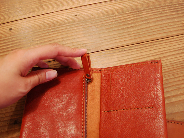 GS-26の引き手、革を折り込んでます