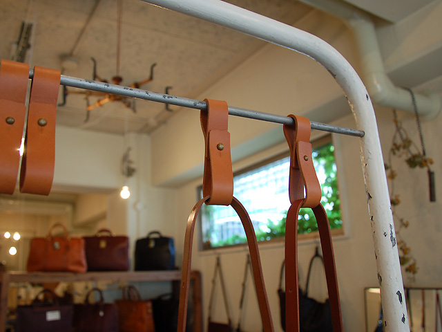 鞄を吊っている備品?