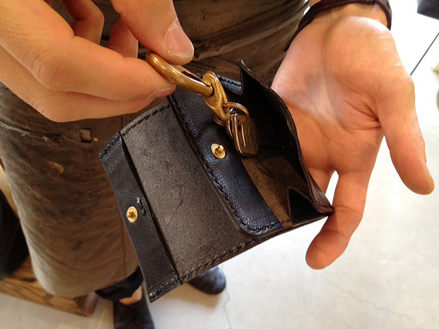 まず、鍵をいれて