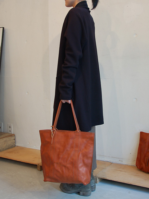 肩掛けでも手持ちでも。