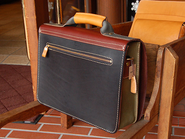 マルチカラー 総かぶせ・横型2wayビジネスバッグ 背面