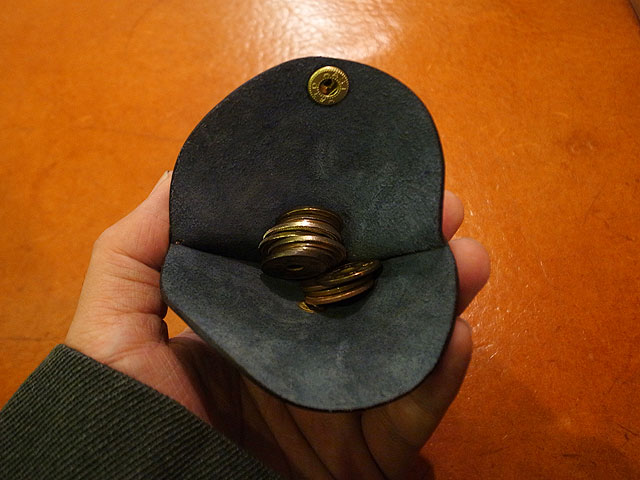 小型のコインケース 開閉