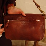 背面にもファスナーポケット