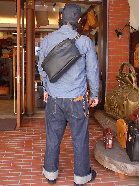 村松サンプルボディバッグ