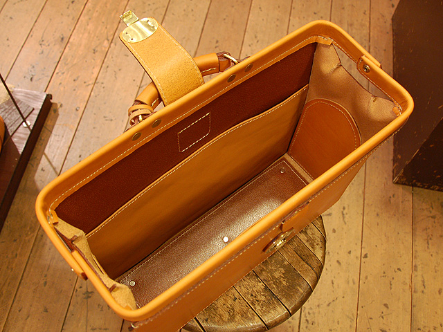 内側両サイドにベタポケット