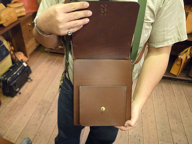 B-83(ショルダーポシェット) オープン