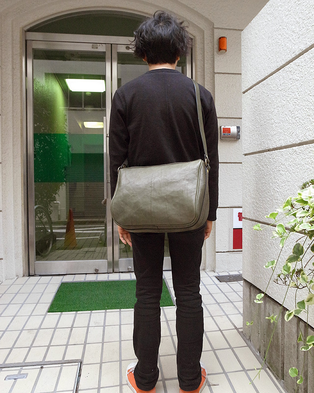 シンプルなショルダーバッグ 男性着用