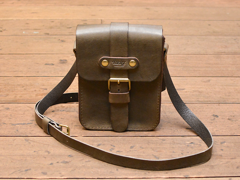 一本ベルトのクラシカルショルダーバッグ(CP-97) ダグラスオリーブ