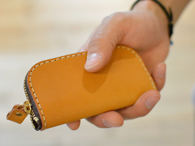 ラウンドファスナーキーケース 手のひらサイズ