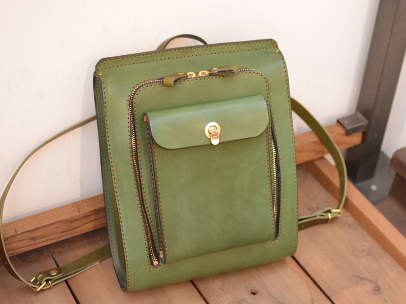 大口ラウンドファスナーのリュックサック 前面