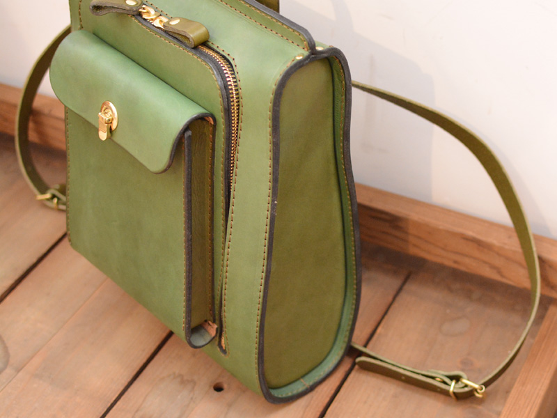 大口ラウンドファスナーのリュックサック 樽マチ