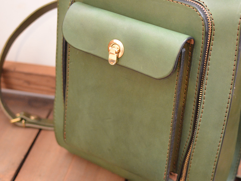 大口ラウンドファスナーのリュックサック 前ポケット