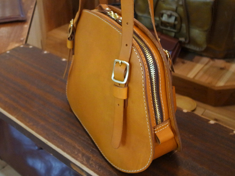 肩掛けトートバッグ 側面