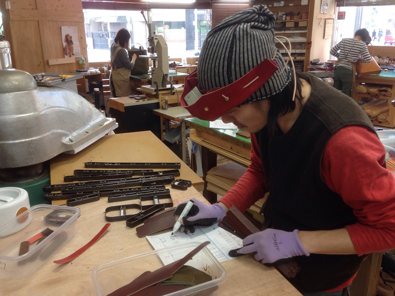 裁断をする作り手:石口