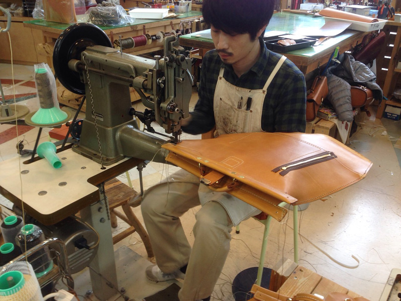 ワンパクリュック(R-144)を製作中の作り手:向。