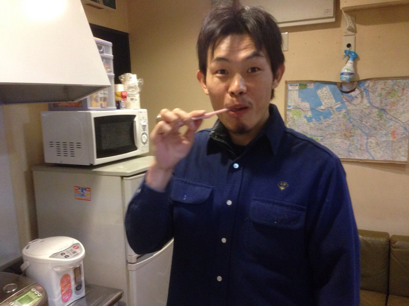 歯磨き中の博多工房リーダー:熊谷。
