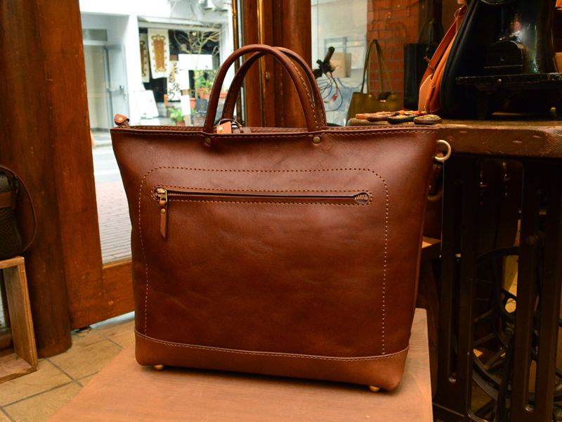 背面にもポケット