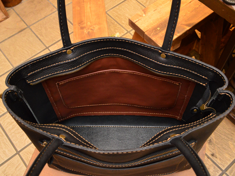 内部にもポケット(これは肩かけの方)