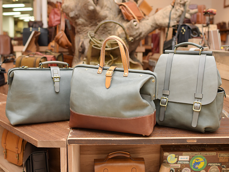 グレイッシュブルー 鞄