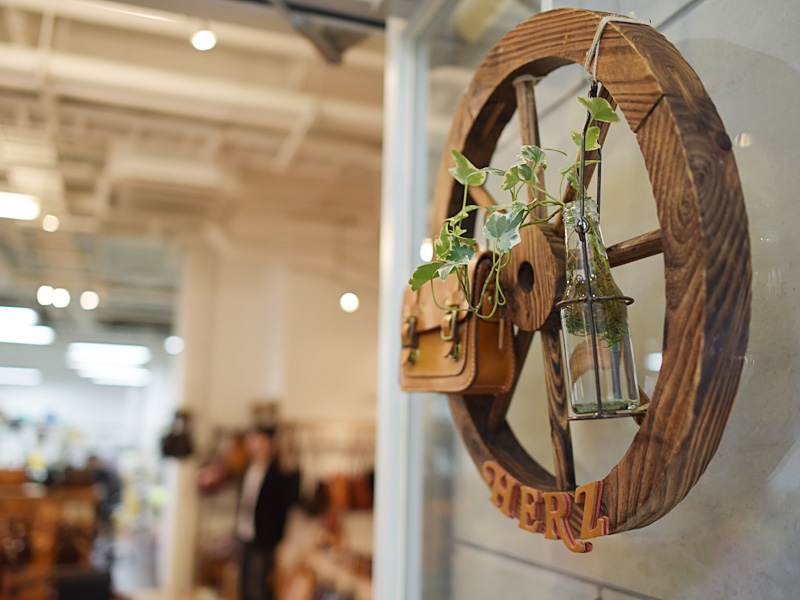 お客様を出迎えるミニカバン