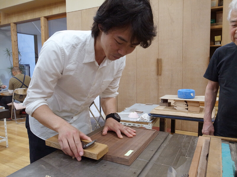 カンナの手ほどきを受ける末吉