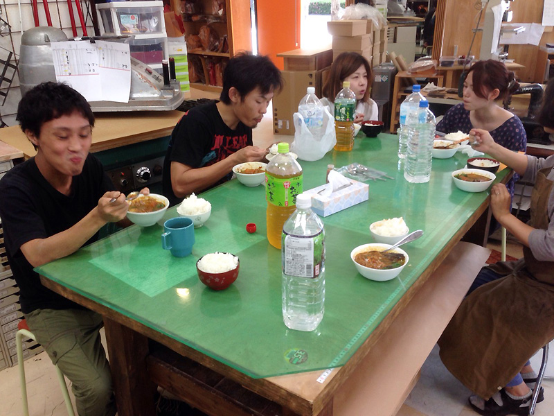 机を囲みカレー