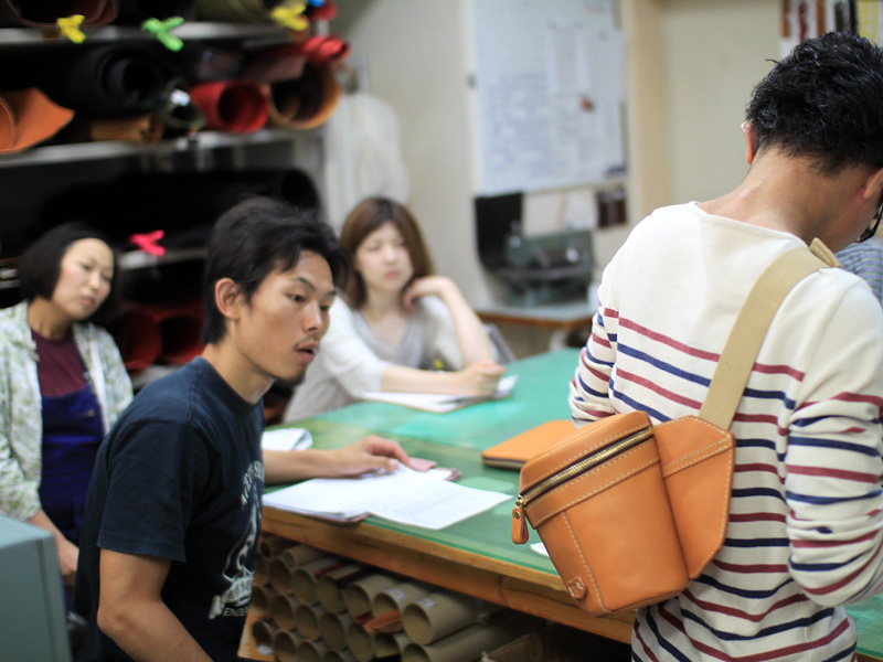 カメラバックを見る熊谷