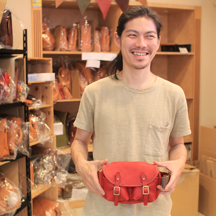 作り手石口はウエストポーチ