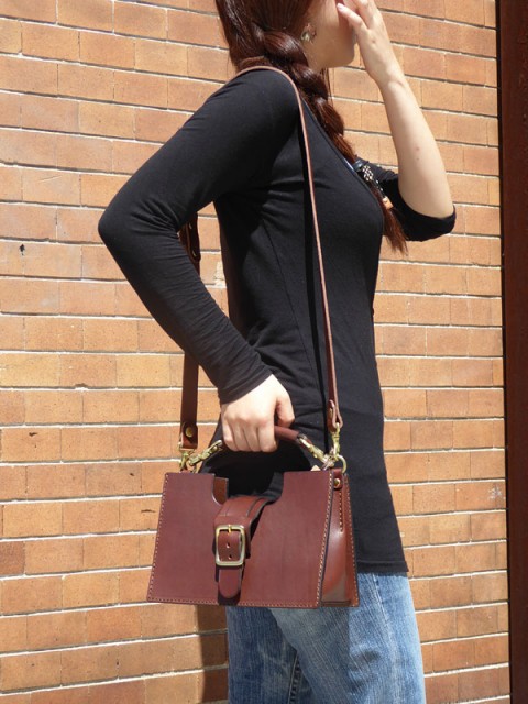 スタッフ:太田作 「タヨバッグ」チョコ肩掛け