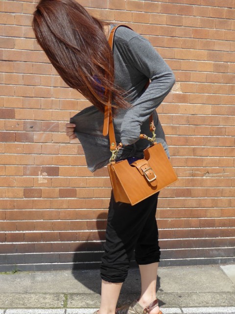 スタッフ:太田作 「タヨバッグ」キャメル肩掛け