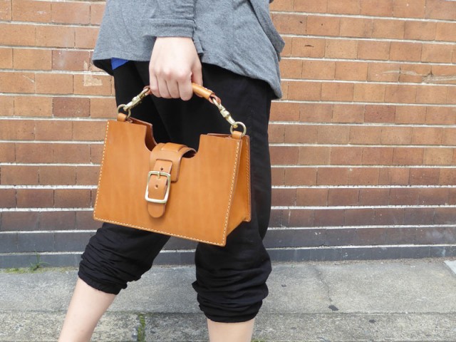 スタッフ:太田作 「タヨバッグ」キャメル手持ち