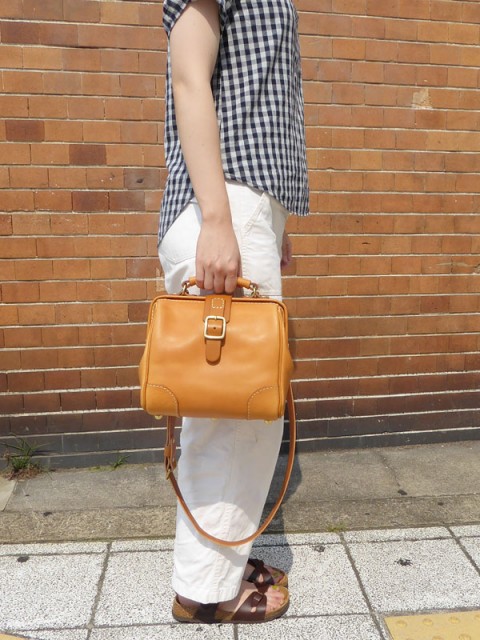 スタッフ:浦西作 「コロリンショルダー」女性手持ち