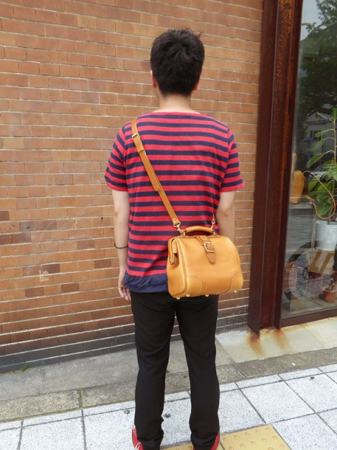 スタッフ:浦西作 「コロリンショルダー」男性斜め掛け