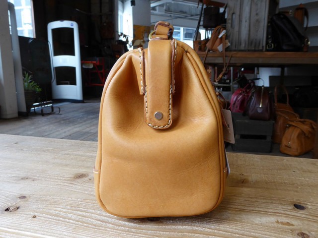 スタッフ:浦西作 「コロリンショルダー」側面