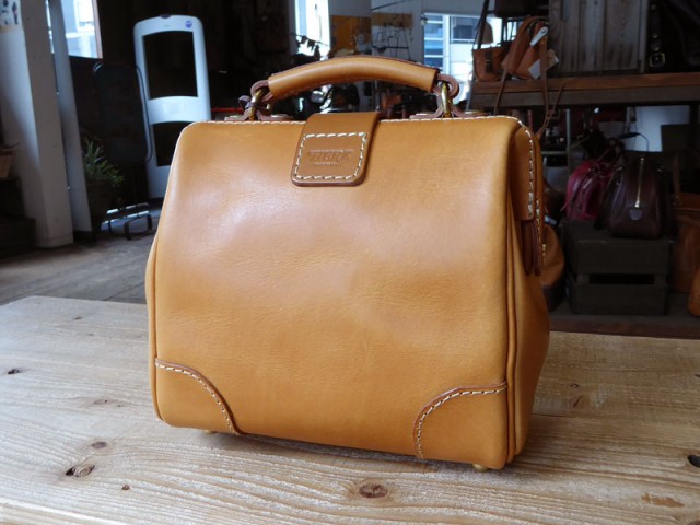 スタッフ:浦西作 「コロリンショルダー」後面