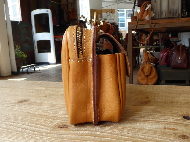 作り手:漆原作 「ダブルポケショルダー」側面