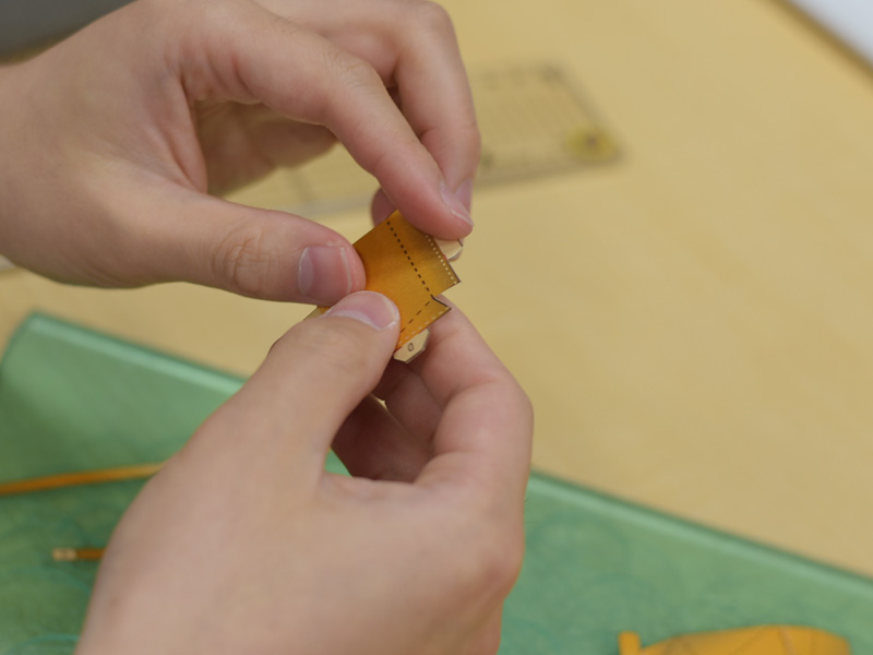 ペーパークラフト折る