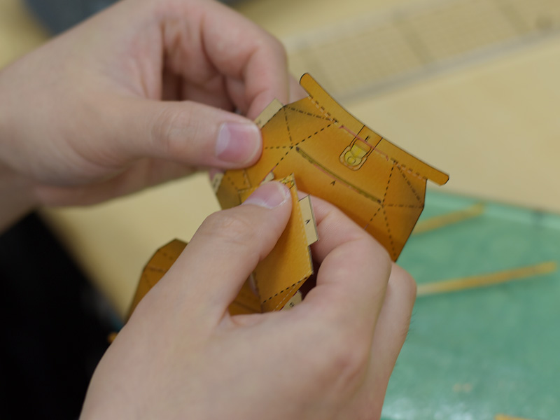 本体に前ポケットを差し込む