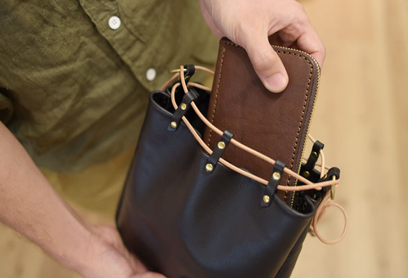 縦長の巾着袋に長財布を収納