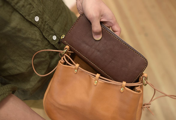 横長の巾着袋に長財布を収納