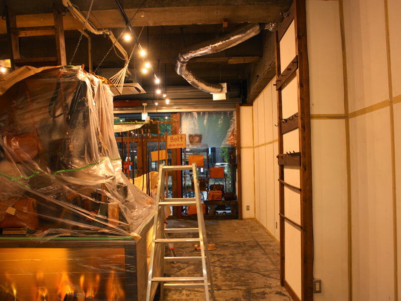 写真⑩店内を隔てる壁が