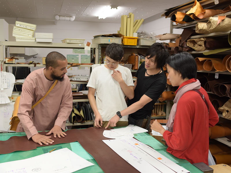 モロッコの革職人が工房見学にきてくれました