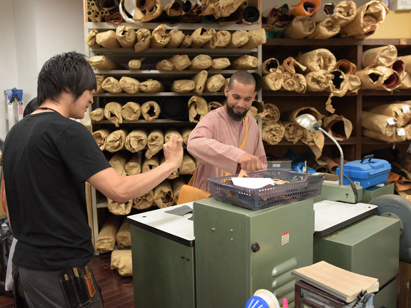 漉き機を見るモロッコの革職人