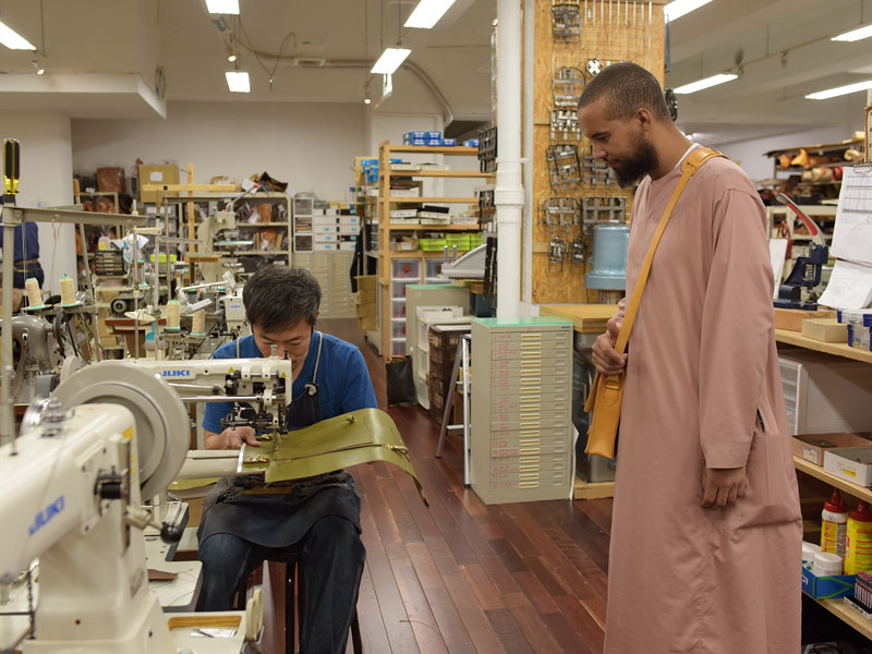 作り手を見るモロッコの革職人