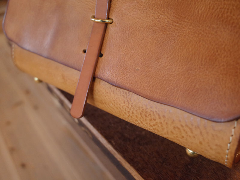 Flipper 3way Bag 革の質感2